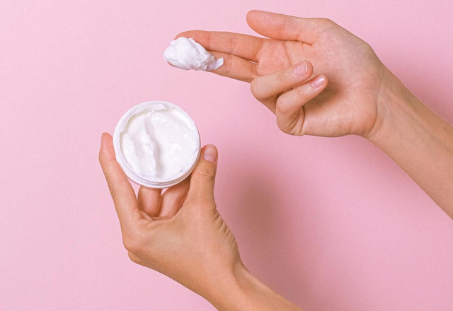 ilustrasi cream yang bagus untuk usia 30 tahun ke atas - foto:pexels/Anna Shvets