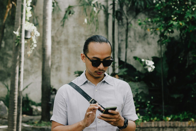 Ilustrasi link cek bansos kemensos go id - Sumber: unsplash.com/@kyalloni