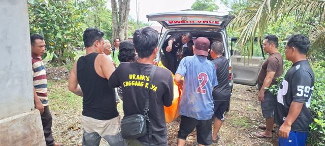 Jenazah korban saat dibawa menggunakan ambulans. Foto: Dok. Polres Kubu Raya