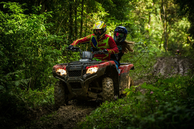 Harga ATV di Gosek Adventure Bali Sumber: Foto wisatawan yang sedang naik ATV. Unsplash/Elievan Junior