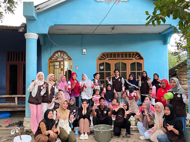 Pelatihan Pembuatan Sabun Cuci Piring Cair untuk Masyarakat Kampung Kuala Baru oleh Mahasiswa KKN UINSU Kelurahan Tigabinanga