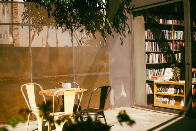 Book cafe di Depok, foto hanya ilustrasi, bukan tempat sebenarnya: Unsplash/Ivan Cheremisin