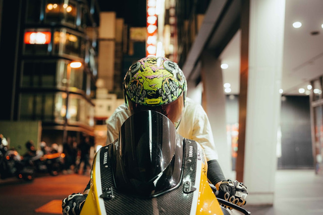 Ilustrasi Kenapa Tenryuubito memakai helm. Foto: Unsplash.com/Jesse G-C