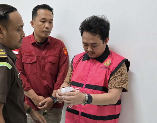 Aidi Akhyar bin Nazaruddin saat digiring ke tahanan, April 2025. Dok: Kejari Aceh Jaya