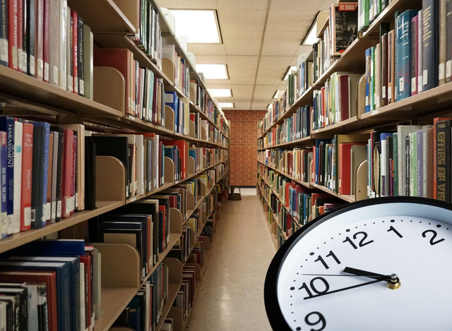 Ilustrasi pembatasan jam buka perpustakaan, design with canva.com