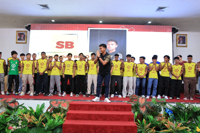 Para pemain Sriwijaya FC saat diperkenalkan ke publik untuk mengarungi Championship musim 2025/2026. Foto : Media Officer Sriwijaya FC