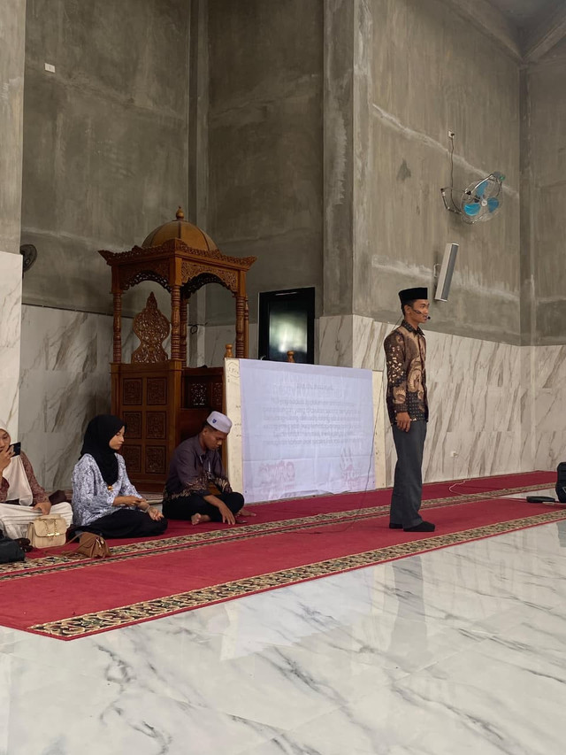 Arya Handika Prasetia sebagai pemateri kegiatan seminar bertajuk Anti-Bullying di Pondok Pesantren Sirajul Huda.