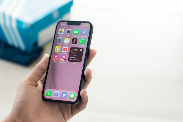 Ilustrasi Samsung S23 VS iPhone 13. Foto adalah iPhone 13. Sumber: Unsplash/Sahej Brar