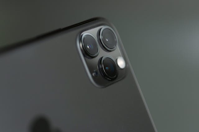 ilustrasi iPhone 12 Pro Max vs iPhone 13. sumber: Pexels/Torsten Dettlaff
