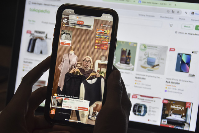 Warga melihat barang dagangan pada aplikasi platform niaga elektronik (e-commerce) di Ciamis, Jawa Barat, Sabtu (13/9/2025). Foto: ANTARA FOTO/Adeng Bustomi