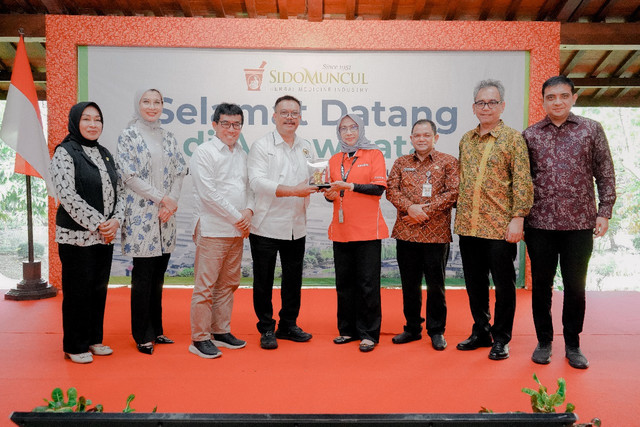 Komisi IX DPR mengunjungi Pabrik Sido Muncul di Ungaran, Jumat (12/9). Foto: dok. Sido Muncul