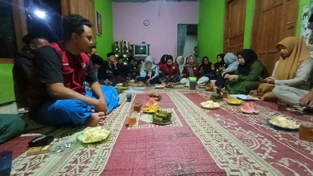 Tampak dan suasana pertemuan remaja di dusun saren Foto: Moh. Habiil Asshidiqi