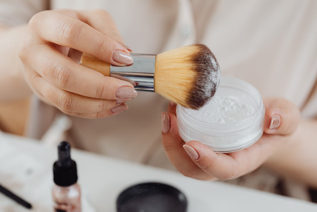 Ilustrasi Bedak Tabur yang Bagus Untuk Usia 40 Tahun. Sumber: Pexels/Kaboompics