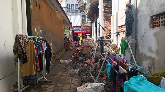 Kondisi tempat tinggal Nengah Manis (perempuan, 60 tahun) yang dikunjungi Presiden Prabowo di Denpasar, Sabtu (13/9) pagi. Foto: Denita BR Matondang/kumparan