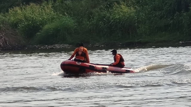 Tim SAR, saat lakukan pencarian korban tenggelam di aliran Sungai Bengawan Solo di Desa Ngelo, Kecamatan Margomulyo, Kabupaten Bojonegoro. Sabtu (13/09/2025). (Aset: Istimewa)