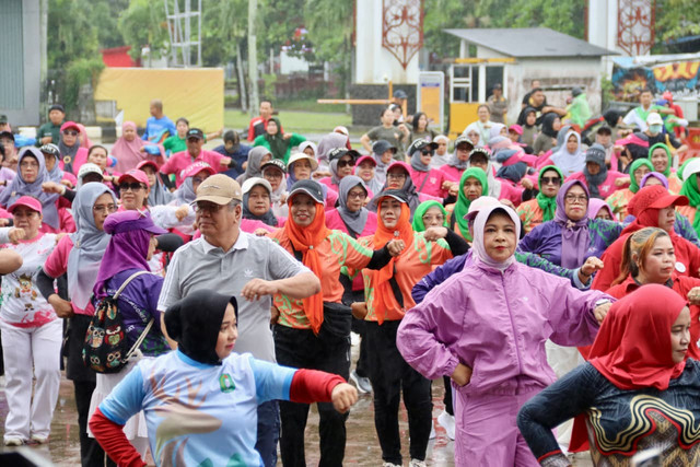 Keseruan Senam Segarasa Gema Emas 2045 yang digagas Disporapar Kalbar. Foto: Dok. Disporapar Kalbar