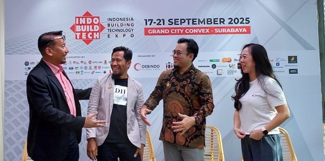 (Kiri ke kanan) General Manager PT Debindo Global Expo Alfin Irsal, Wakil Ketua Himpunan Desainer Interior Indonesia (HDII) Jawa Timur Andi Baso Mappaturi, Ketua Ikatan Arsitek Indonesia (IAI) Jawa Timur AR Fafan Tri Afandy. Foto: Masruroh/Basra
