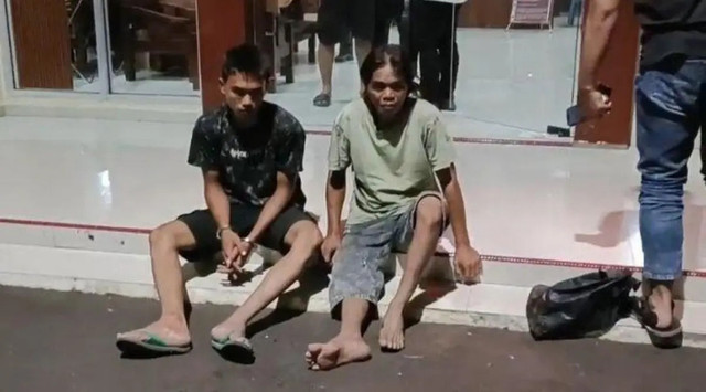 Ayah dan anak yang merupakan pelaku pembunuhan saat ditangkap Polres PALI. Foto : Dok. Polres Pali