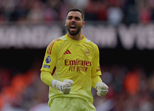 David Raya dari Arsenal merayakan gol pertama mereka setelah Martin Zubimendi mencetak gol melawan Nottingham Forest di Stadion Emirates, London, Britania Raya, Sabtu (13/9/2025). Foto: Hannah McKay/REUTERS