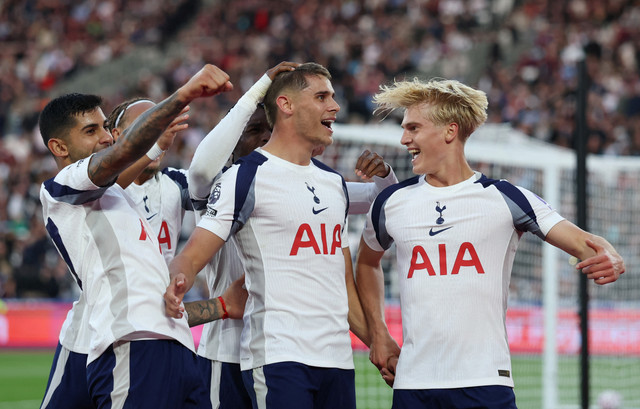 Selebrasi Cristian Romero, Micky van den Ven, dan Lucas Bergvall saat West Ham vs Tottenham Hotspur dalam laga pekan keempat Liga Inggris 2025/26 di Stadion London, Sabtu (13/9) malam WIB. Foto: Action Images via Reuters/Paul Childs