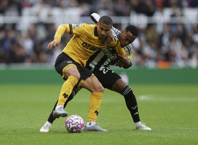 Joe Willock dari Newcastle United beraksi bersama Joao Gomes dari Wolverhampton Wanderers pada pertandingan Liga Inggris antara Newcastle United vs Wolverhampton Wanderers di St James' Park, Newcastle, Inggris, Sabtu (13/9/2025). Foto: Lee Smith/REUTERS