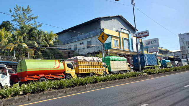 Antrean panjang kendaraan truk untuk mengisi BBM jenis Solar di salah satu SPBU di Kota Manado, Sulawesi Utara, Minggu 14 September 2025.