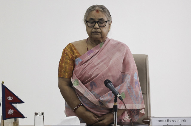 Perdana Menteri sementara Nepal yang baru dilantik, Sushila Karki, menghadiri rapat setelah menjabat di kantornya di Kathmandu, Nepal, Minggu (14/9/2025). Foto: Navesh Chitrakar/REUTERS