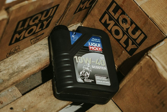 Ilustrasi Oli yang Cocok untuk Motor Usia 10 Tahun. Sumber: Unsplash/RinaldRolle