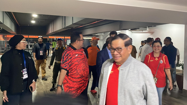 Gubernur DKI Jakarta Pramono Anung tiba di JIS untuk menyaksikan pertandingan Persija melawan Bali United, Minggu (14/9). Foto: Fadhil Pramudya/kumparan
