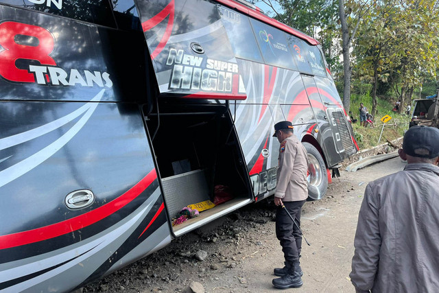 Bus yang ditumpangi nakes asal Jember mengalami laka lantas di jalur Bromo, Kabupaten Probolinggo. Foto: Dok. Polres Probolinggo