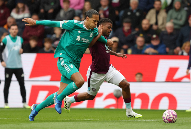 Virgil van Dijk dari Liverpool beraksi bersama Lyle Foster dari Burnley pada pertandingan Liga Primer antara Burnley melawan Liverpool di Turf Moor, Burnley, Britania Raya pada 14 September 2025. Foto: Scott Heppell/REUTERS