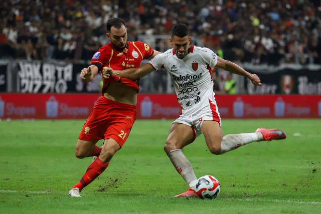 Pemain Persija Jordi Amat berusaha merebut bola dari pemain Bali United pada BRI Super League antara Persija Jakarta melawan Bali United di Jakarta International Stadium (JIS), Jakarta, Minggu (14/9/2025). Foto: Dicky Adam Sidiq/kumparan