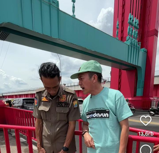 Wali Kota Palembang, Ratu Dewa saat menghadiri proses pemasangan CCTV di Jembatan Ampera/Instagram: ratudewa