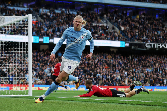 Erling Haaland cetak gol saat Man City vs Manchester United dalam laga pekan keempat Liga Inggris 2025/26 di Stadion Etihad, Minggu (14/9) malam WIB. Foto: REUTERS/Phil Noble