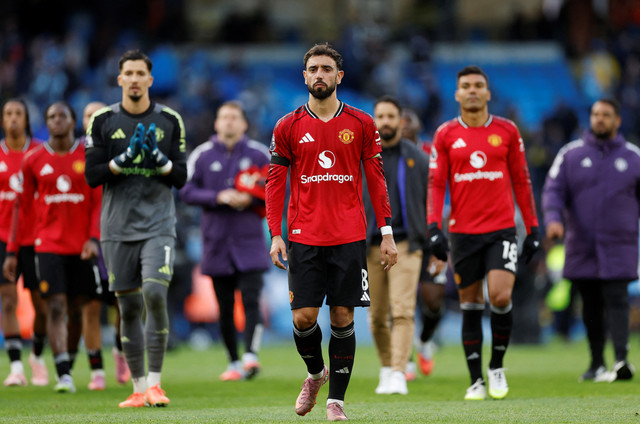 Altay Bayindir, Bruno Fernandes, Casemiro, dan pemain lain sedih usai Man City vs Manchester United dalam laga pekan keempat Liga Inggris 2025/26 di Stadion Etihad, Minggu (14/9) malam WIB. Foto: Action Images via Reuters/Jason Cairnduff
