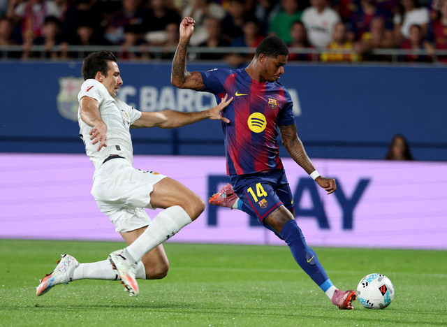 Duel Cesar Tarrega dengan Marcus Rashford saat Barcelona vs Valencia dalam laga pekan keempat Liga Spanyol 2025/26 di Estadi Johan Cruyff, Senin (15/9) dini hari WIB. Foto: Lluis GENE / AFP