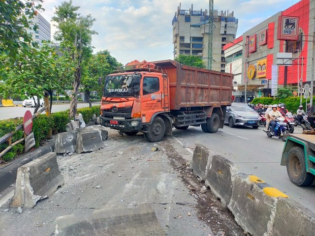 Truk Tabrak Separator Transjakarta di Slipi, Senin (15/9). Foto: Twitter/ @TMCPoldaMetro