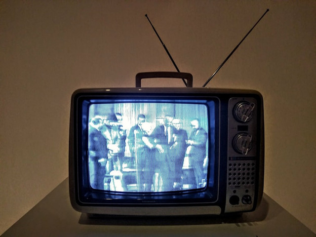 Ilustrasi Acara TV Kim Soo-hyun. Foto: Unsplash/Bruna Araujo