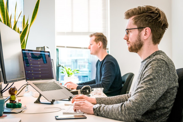 Ilustrasi aftar kantor Samsat i Jakarta Utara. Foto: Unsplash Tim van der Kuip