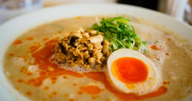 Ramen enak di Blok M. Foto hanya ilustrasi, bukan tempat yang sebenarnya. Sumber: Unsplash/Yuika Takamura