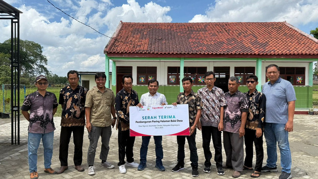 Perwakilan EMCL, saat secara simbolis serahkan program perbaikan infrastruktur skala kecil kepada desa di Kabupaten Bojonegoro. (Aset: Istimewa)