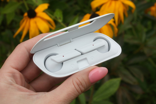 Ilustrasi earphone TWS yang bagus untuk gaming mobile. Foto: Unsplash