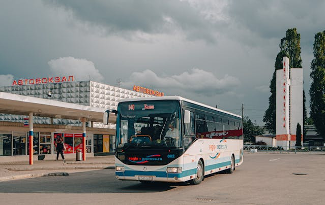 Bus Malang – Bali. Foto hanya ilustrasi bukan sebenarnya. Sumber foto: Pexels/Сергей Велов
