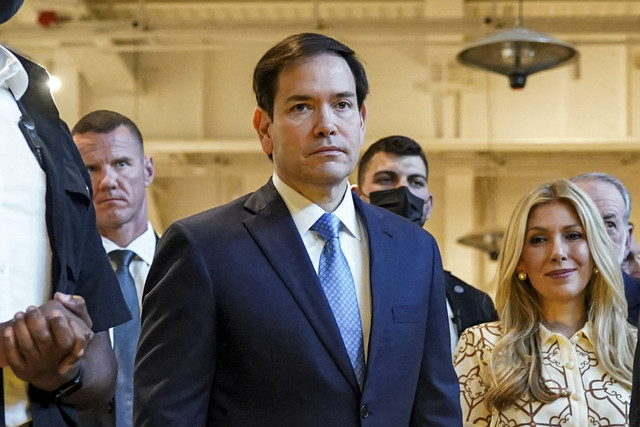 Menteri Luar Negeri AS Marco Rubio dan istrinya Jeanette Dousdebes Rubio selama kunjungan mereka ke Terowongan Tembok Barat, di bawah situs suci Yahudi, di kota tua Yerusalem, Minggu (14/9/2025). Foto: NATHAN HOWARD/POOL/AFP