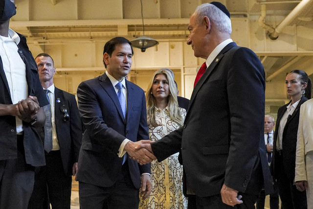 Menteri Luar Negeri AS Marco Rubio (tengah-kiri) dan Perdana Menteri Israel Benjamin Netanyahu (tengah-kanan) mengunjungi Terowongan Tembok Barat, di bawah situs suci Yahudi, di kota tua Yerusalem, Minggu (14/9/2025). Foto: NATHAN HOWARD/POOL/AFP