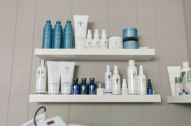 Ilustrasi Micellar Water Facetology. Unsplash.com/Omar Lopez