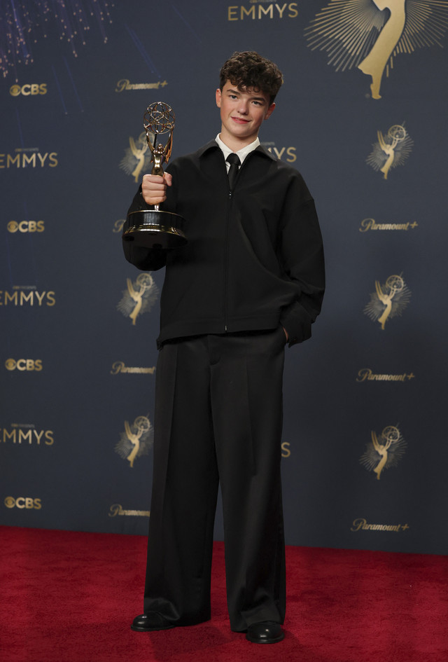 Owen Cooper berpose dengan penghargaan Aktor Pendukung Terbaik dalam Serial Terbatas atau Antologi atau Film untuk kategori Remaja, di Primetime Emmy Awards ke-77 di Los Angeles, California, AS, Minggu (14/9/2025). Foto: Daniel Cole/REUTERS 