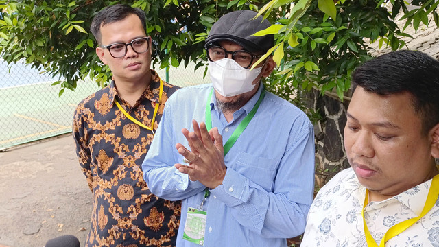 Suami mendiang Mpok Alpa, Ajie Darmaji, saat ditemui di Pengadilan Agama Jakarta Selatan, Senin (15/9/2025). Foto: Aprilandika Pratama/kumparan