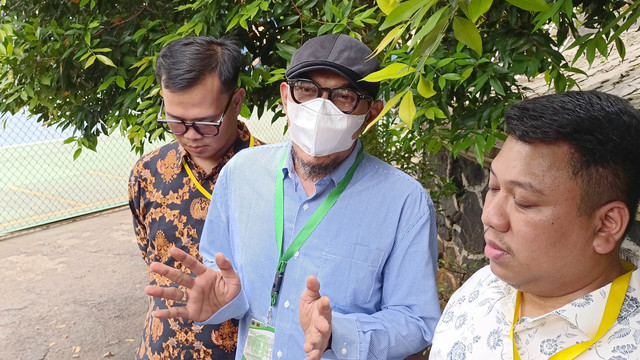 Suami mendiang Mpok Alpa, Ajie Darmaji, saat ditemui di Pengadilan Agama Jakarta Selatan, Senin (15/9/2025). Foto: Aprilandika Pratama/kumparan