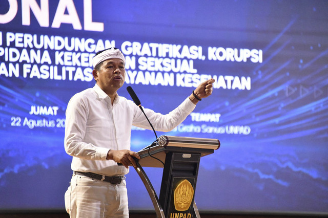 Gubernur Jabar Dedi Mulyadi menjadi narasumber dalam Seminar Nasional Pencegahan Perundungan, Gratifikasi, Korupsi & Tindak Pidana Kekerasan Seksual di Lingkungan Fasilitas Pelayanan Kesehatan di Unpad Jalan Dipatiukur, Kota Bandung, Jumat (22/8/2025). Foto: RizalFs/Dokpim Jabar